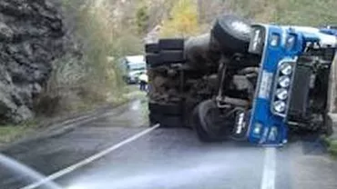 Suceava: Aproximativ 600 litri motorină s-au scurs pe DN 17 după ce un camion a derapat