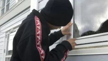 Vaslui: Copii cercetați de polițiști după ce au furat 13.000 lei dintr-o casă în timp ce erau la colindat