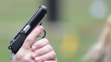 Sibiu: Bărbat cercetat după ce a tras cu un pistol cu bile într-un angajat