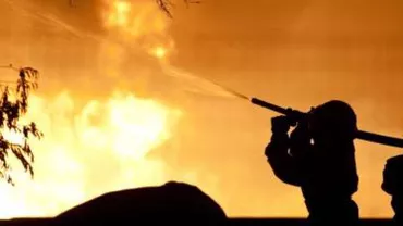 București: Incendiu puternic la o hală dezafectată a unei fabrici de mașini grele