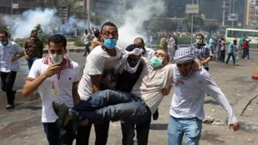 Cairo: Poliţia intervine cu gaze lacrimogene împotriva unor manifestanţi islamişti şi liberali