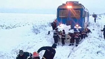 Tren de persoane al unui operator privat, înzăpezit în județul Argeș
