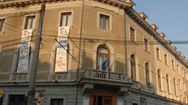 O bucată din acoperișul Teatrului Evreiesc de Stat s-a desprins: Există pericolul să cadă peste mașini