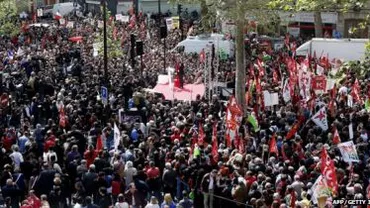 Paris: Mii de persoane au cerut demisia președintelui Francois Hollande