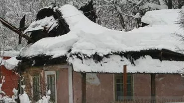 Dâmbovița: Acoperișul unei case s-a prăbușit sub greutatea zăpezii, fără ca nimeni să fie rănit