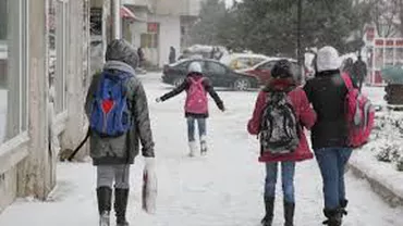 Școlile și grădinițele din București se redeschid joi