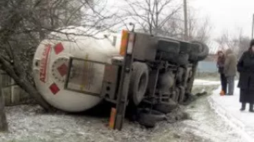 Dâmboviţa: O cisternă încărcată cu aproape 10 tone de GPL a derapat