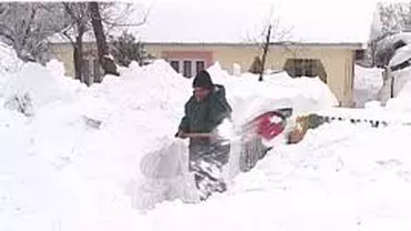 Buzău: Un bărbat mort de o săptămână nu poate fi îngropat din cauza drumurilor blocate