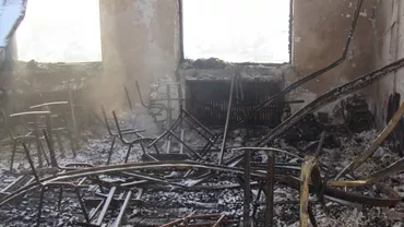 Bacău: O şcoală în care învăţau 134 de elevi şi preşcolari a ars în totalitate
