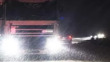 TIR oprit pe marginea drumului din cauza viscolului, spart de hoţi: Aceștia au furat 40 de saci cu grâu