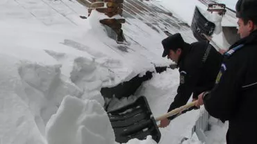 MAI: Peste 5.000 de polițiști, pompieri și jandarmi intervin în zonele afectate de viscol și ninsoare