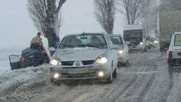 Trafic îngreunat pe Valea Oltului din cauza unor căderi de zăpadă de pe versanți