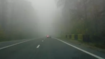 Cod galben de ceaţă în peste 10 judeţe. Vizibilitate scăzută pe A2 şi A3