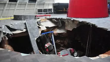 SUA: Opt mașini Corvette au căzut într-o groapă formată după surparea solului, într-un muzeu auto (VIDEO)