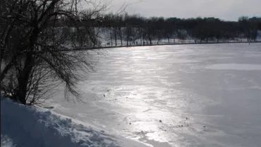 Trei persoane au fost salvate de la înec de pe lacul Snagov, după ce s-au aventurat pe gheața de pe lac