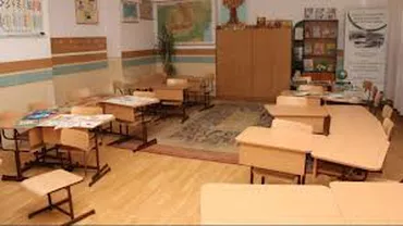 Mureş: Doi elevi au ajuns la spital după ce tencuiala de pe tavanul clasei a căzut peste ei