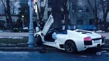Un Lamborghini s-a izbit de un stâlp în apropiere de statuia Aviatorilor din Capitală