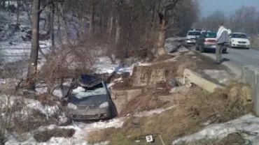 Sibiu: Cinci bărbați au fost răniți după ce mașina în care se aflau a căzut într-o râpă