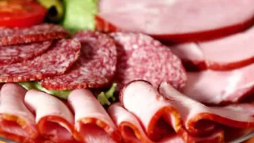 ANPC face controale în țară după ce au fost găsite mezeluri expirate în supermarketuri