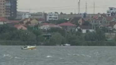 Vaslui: Adolescent găsit în stare gravă, cu hipotermie, într-o barcă plutind în derivă pe un lac