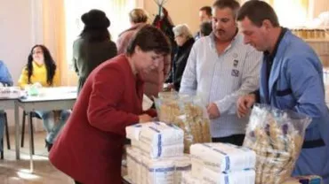 Peste 100 de persoane au stat la coadă, în Cluj, pentru a primi ajutoare alimentare rămase nedistribuite