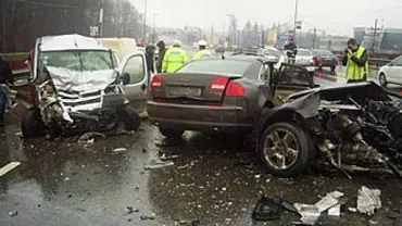 Olt: O persoană a murit, iar alte 8 au fost rănite după ce două maşini s-au ciocnit