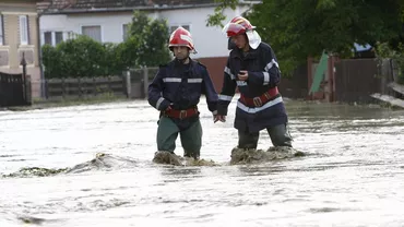 Sute de gospodării, inundate de ploi în județele Olt și Dolj: Zeci de persoane, evacuate din calea apelor (VIDEO)