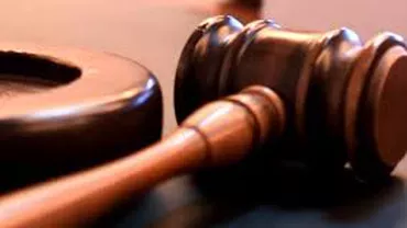 Primarul din Horezu şi o angajată a primăriei, trimişi în judecată pentru uz de fals