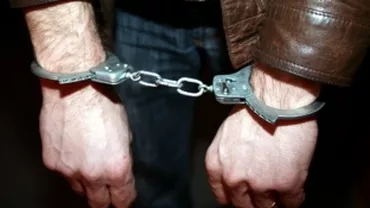 Bacău: Un bărbat a fost arestat după ce a furat seiful cu bani dintr-o primărie, pe care l-a spart cu toporul