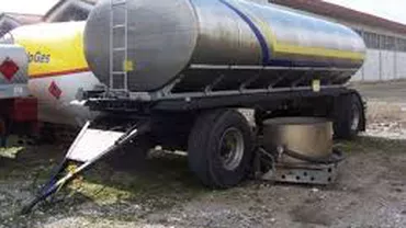 Suceava: O cisternă cu 20 de tone de motorină s-a răsturnat pe DN 17