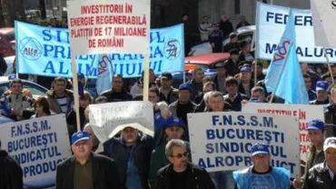 Peste 150 de sindicaliști ai federațiilor din industrie au pichetat sediul Curții Constituționale: Protestele continuă joi la Guvern
