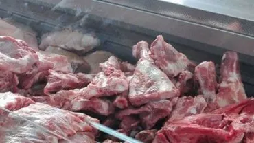 Brașov: Zece tone de carne de porc expirată din luna august a anului trecut, descoperite într-un depozit din Ghimbav