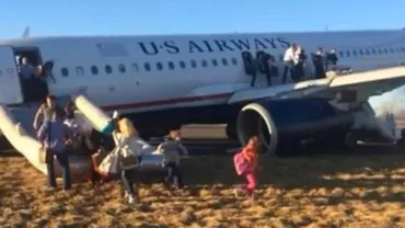 Decolare eșuată pe aeroportul din Philadelphia, după ce o roată a explodat: Pasagerii, evacuați pe tobogan (VIDEO)