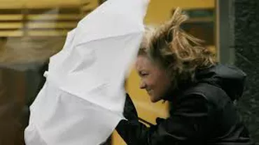 Timișoara: Acoperişul unui bloc a fost smuls de vânt și a căzut peste o casă; trei persoane, rănite