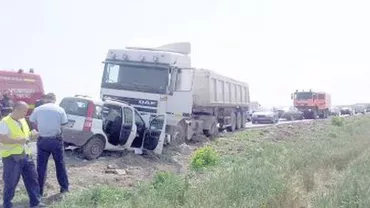 Patru persoane spitalizate în Harghita, în urma coliziunii unui autoturism cu un TIR