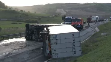 Trafic blocat pe DN 7: Un TIR încărcat cu geamuri a derapat și a intrat în parapetul de pe marginea drumului