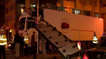 Un șofer a rămas cu TIR-ul blocat la intrarea în pasajul subteran din Craiova
