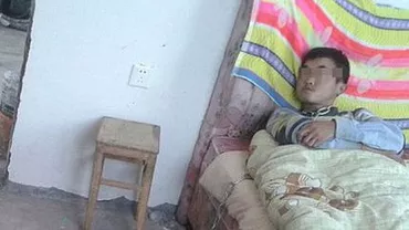 China: Un tânăr este ținut în lanțuri de părinți pentru a nu mai fura