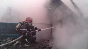 București: Incendiu la o casă din Sectorul 2. Pompierii au intervenit cu şase maşini de stingere