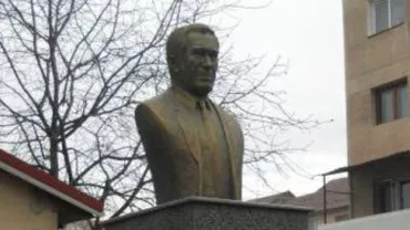 Bustul lui Sergiu Nicolaescu din Târgu-Jiu va trebui înlocuit cu un altul deoarece opera nu seamănă cu regretatul regizor