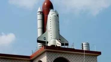 China: Un bărbat a construit pe acoperișul casei o copie a unei nave spațiale (FOTO)
