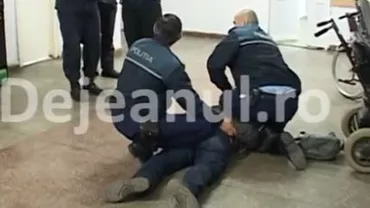 Scandal în sediul Poliţiei Dej: Un bărbat a vrut să-i lovească pe polițiști, după ce l-a agresat pe tatăl iubitei sale (VIDEO)