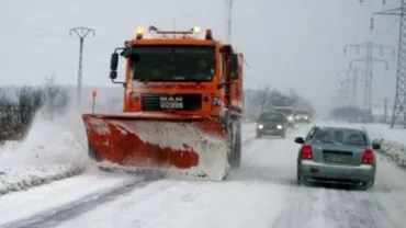 Trafic în condiții de iarnă, pe drumurile din Harghita situate la altitudine