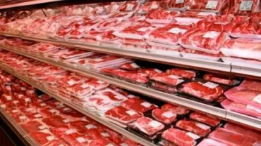 Sute de kilograme de carne stricată, descoperite într-un supermarket din Capitală