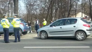 Femeie scoasă din maşină de un echipaj de descarcerare, după un accident în Capitală