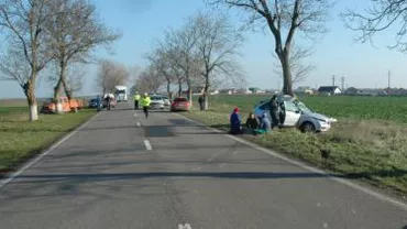 Hunedoara: Trei persoane au murit după ce autoturismul în care se aflau a intrat într-un copac