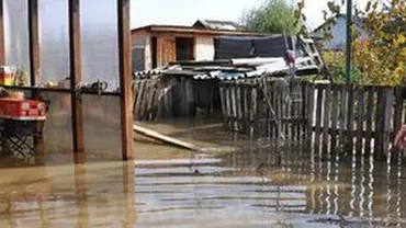 Gospodării inundate de ploile torențiale în Dâmbovița: 15 persoane, între care 7 copii, au fost salvate din ape