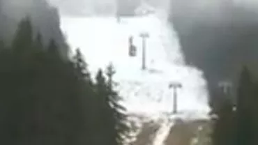 Mii de turişti petrec Paştele pe Valea Prahovei, deşi în staţiuni plouă, iar pe munte ninge viscolit (VIDEO)