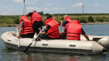 Buzău: Două persoane dispărute, după ce barca în care se aflau împreună cu alte trei s-a răsturnat