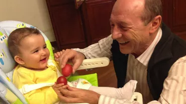 Președintele Băsescu a sărbătorit noaptea de Înviere alături de nepoțica sa (VIDEO)